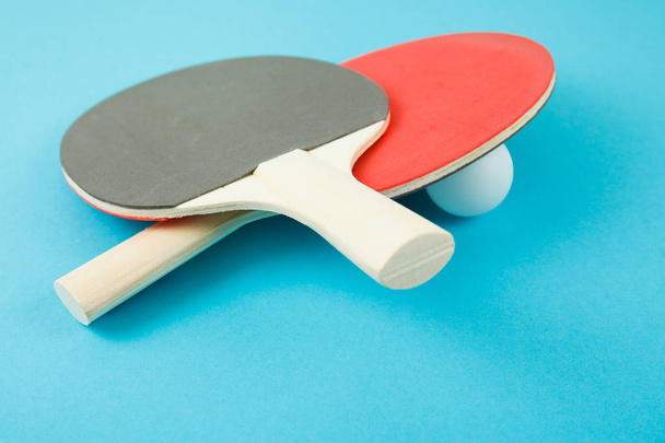 Pin-pong kauçukve bir top - Fotoğraf, Görsel