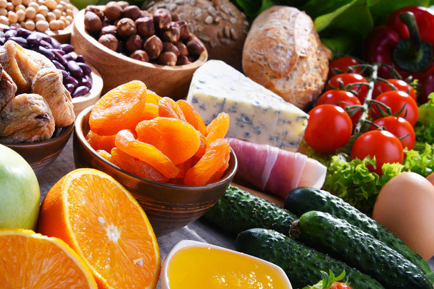 Produtos alimentares orgânicos sortidos em cima da mesa
 - Foto, Imagem