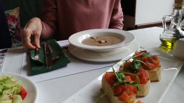 egy nő gombalevest eszik egy olasz étteremben - Felvétel, videó