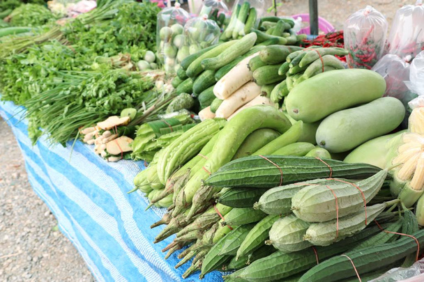 市場で野菜を販売するお店 - 写真・画像