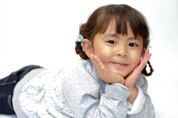 kallistuu japanilainen tyttö lepää leuka käsissä (4 vuotias
) - Valokuva, kuva