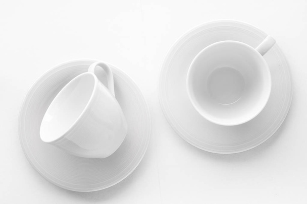 Taza vacía y platillo maqueta sobre fondo blanco, flatlay
 - Foto, Imagen