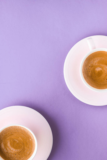 Šálek kávy na fialovém pozadí, plochý náhled - Fotografie, Obrázek