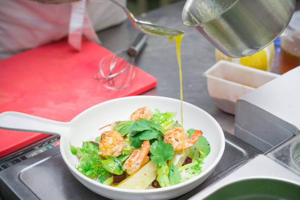concept of healthy food, the cook prepares a vegetable salad with shrimp - Foto, Bild
