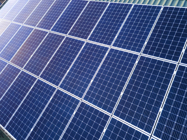 Superfície de close-up do sistema de painéis fotovoltaicos solares brilhantes azuis
 - Foto, Imagem