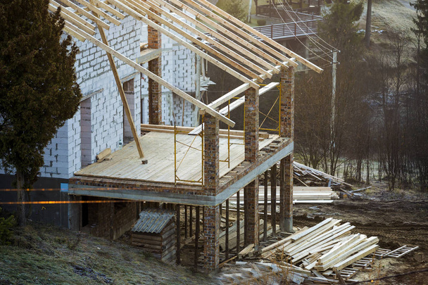 Casa de campo edifício em construção com paredes feitas de álcool
 - Foto, Imagem