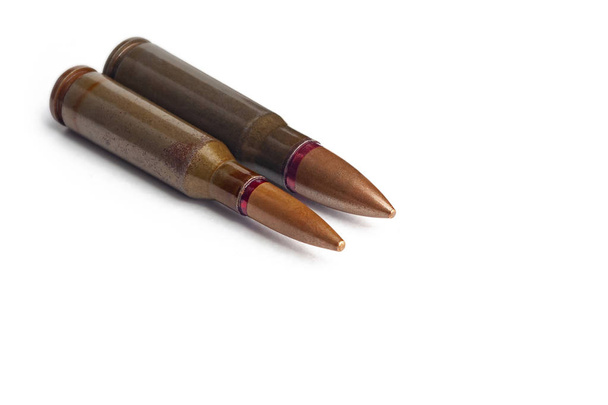 Dos balas viejas para rifles automáticos de calibre 5.45 y 7.62. Enfoque selectivo
. - Foto, Imagen
