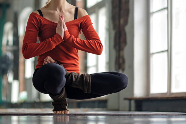 Yoga dengesi egzersizi yapan bir kadın tek ayak üstünde duruyor. - Fotoğraf, Görsel