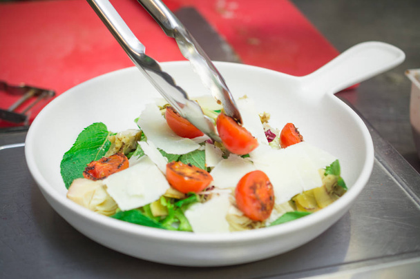 koncept zdravé stravy, italský zeleninový salát s rajčaty a balsamickým octem - Fotografie, Obrázek