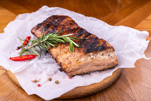 Grilované hovězí steak s bylinkami a kořením na dřevěné pozadí - Fotografie, Obrázek