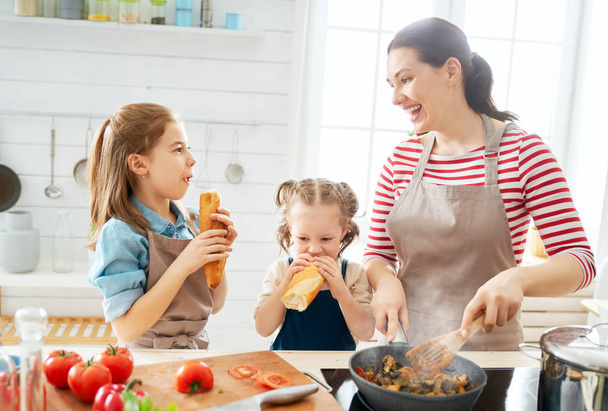 Happy family in the kitchen. - Фото, зображення