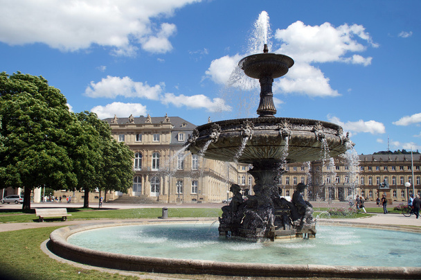 kwiecisty fontanna przed pałacu w Stuttgarcie - Zdjęcie, obraz