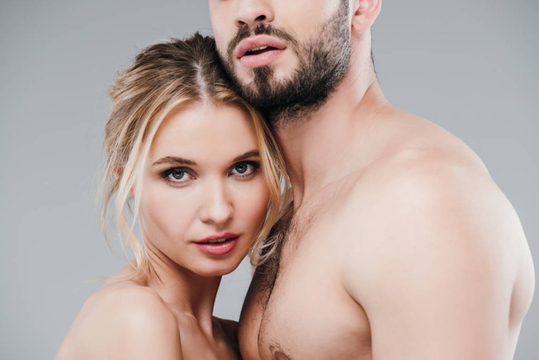 cropped view of shirtless bearded man near attractive blonde girl on grey  - Foto, afbeelding