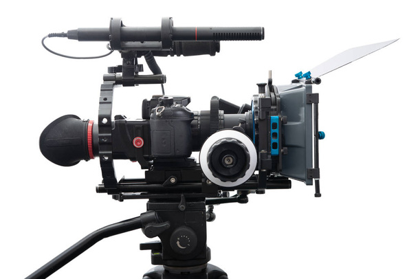 DSLR video kamera izolovaná na bílém pozadí - Fotografie, Obrázek