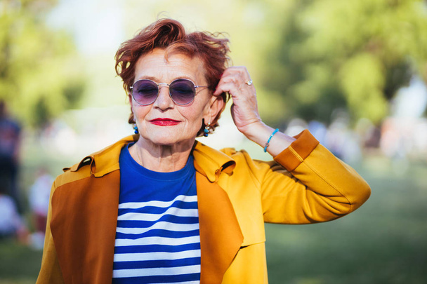 Portrait of a mature woman in the park on a sunny day - Foto, Imagem