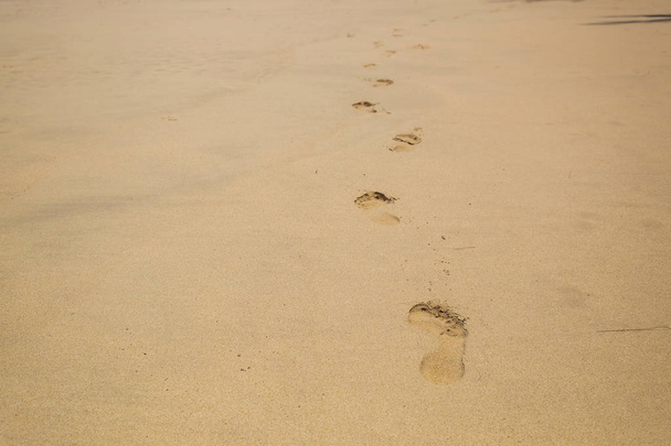 Huella en la arena de playa. humano descalzo marca después de caminar
. - Foto, imagen
