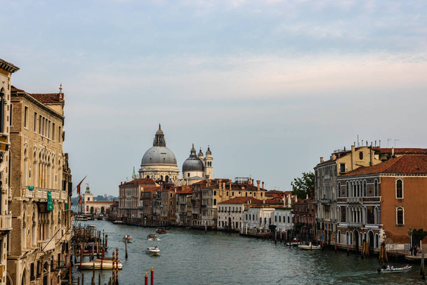 Venice, Olaszország-2019. Kilátás a Grand Canal és a Santa Basilica - Fotó, kép
