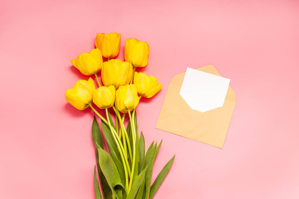 Минималистский макет карты с красными тюльпанами, цветами, ремесленным конвертом
 - Фото, изображение