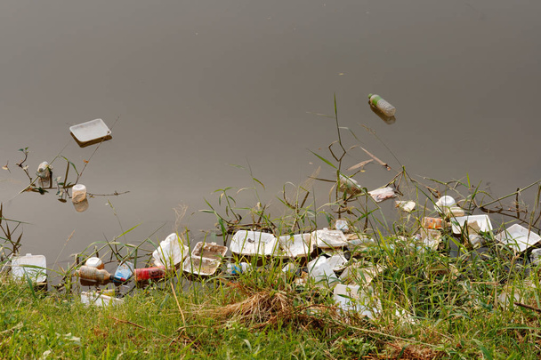 Rifiuti di plastica nel fiume, inquinamento e ambiente nel
  - Foto, immagini