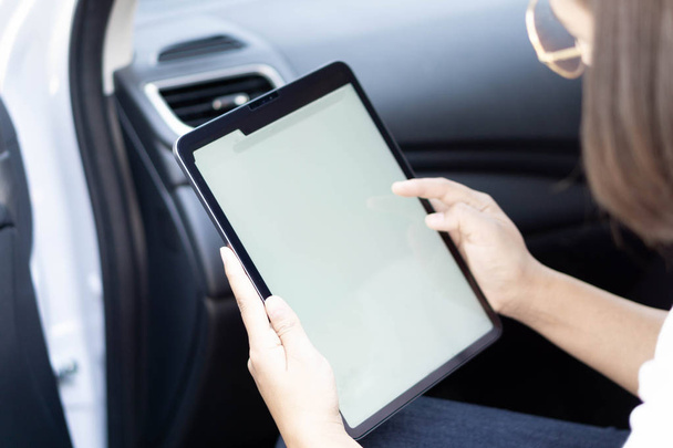 Gros plan asiatique femme à l'aide numérique tablette dans une voiture
 - Photo, image