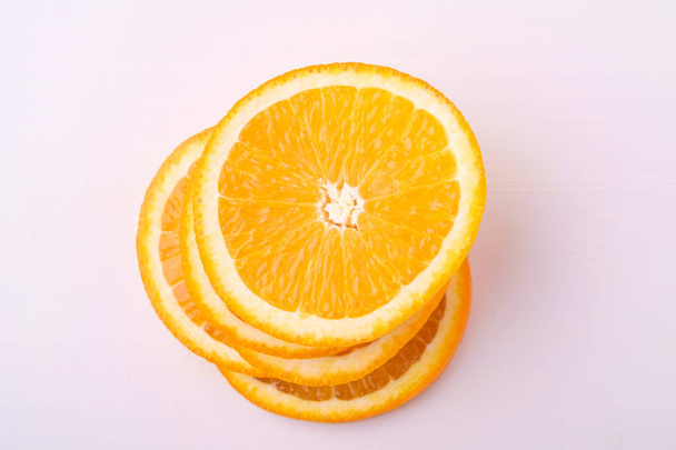 Вежа помаранчевих скибочок фруктів на білому фоні - Фото, зображення