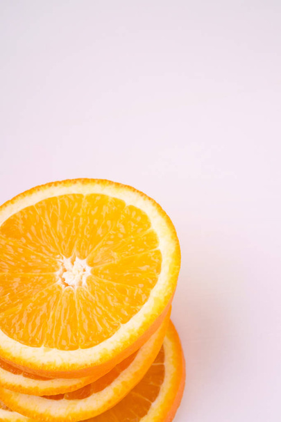 Вежа помаранчевих скибочок фруктів на білому фоні - Фото, зображення