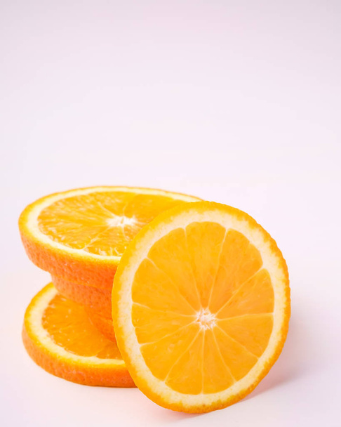 Tour de tranches d'orange fruit sur fond blanc
 - Photo, image