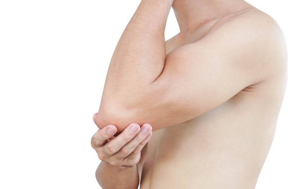 Close-up man hand vasthouden elleboog met pijn op witte achtergrond, gezondheidszorg en medisch concept - Foto, afbeelding