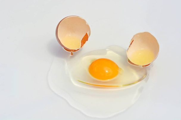 Разбитое яйцо вблизи
  - Фото, изображение
