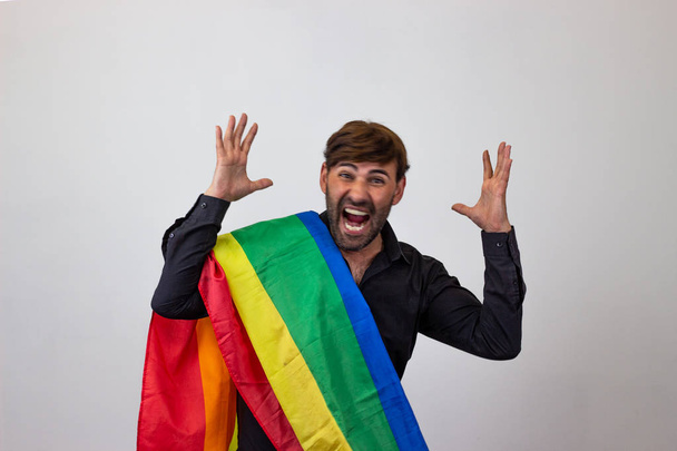 Portret van knappe jonge man met Gay Pride beweging LGBT regen - Foto, afbeelding