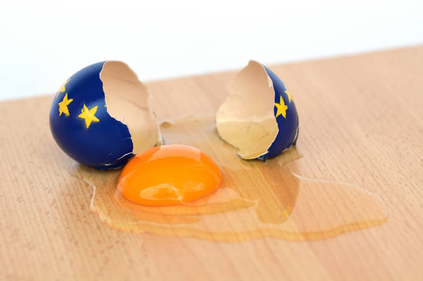 złamane jajko w barwach Europy - Zdjęcie, obraz