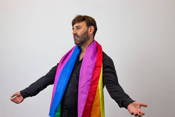Portret przystojnego młodego mężczyzny z gejowskim ruchem dumy LGBT Rain - Zdjęcie, obraz