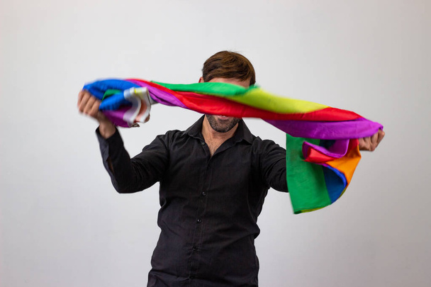 Портрет красивий молодий чоловік з гей руху гордість ЛГБТ дощ - Фото, зображення