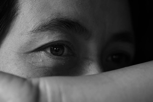 mensen, verdriet en huiselijk geweld concept-close-up  - Foto, afbeelding