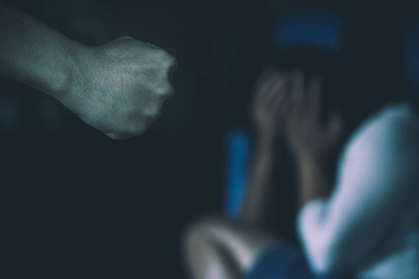 Man geslagen zijn vrouw ter illustratie van huiselijk geweld - Foto, afbeelding