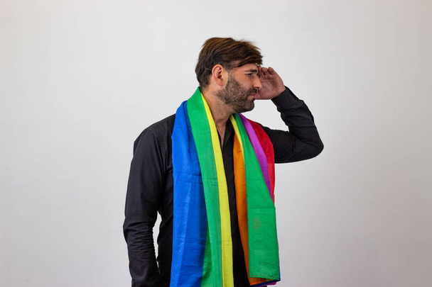 Portré csinos fiatalember meleg büszkeség mozgalom LMBT Rain - Fotó, kép