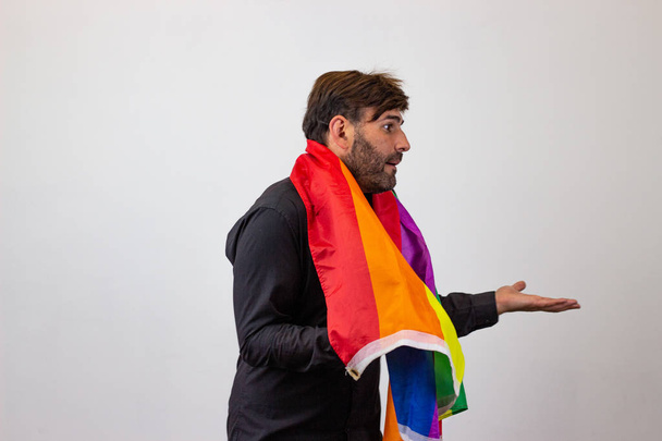 Porträt eines gutaussehenden jungen Mannes mit Gay Pride Bewegung lgbt regen - Foto, Bild