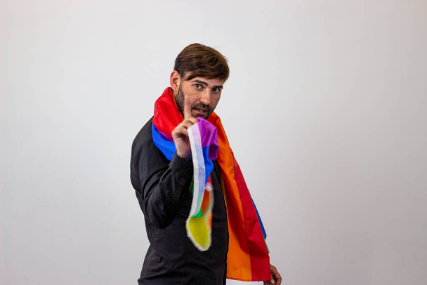 Retrato de un joven guapo con movimiento de orgullo gay Lluvia LGBT
 - Foto, imagen
