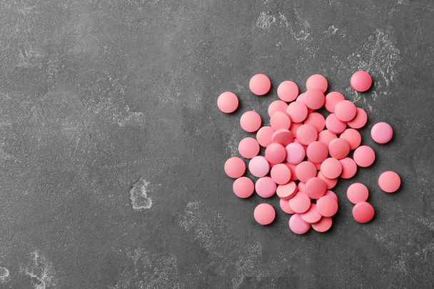 Heap of pills on grey background, top view. Space for text - Φωτογραφία, εικόνα