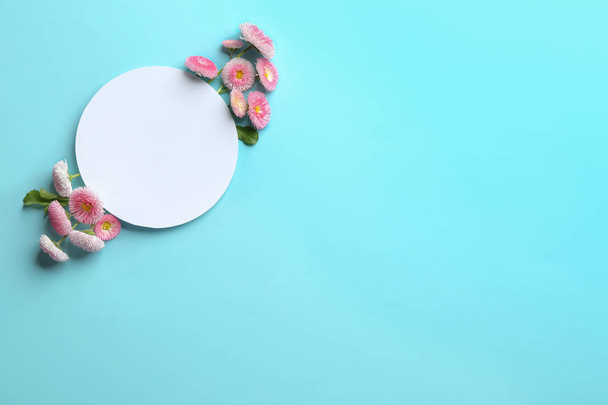 Flat lay composition with spring daisy flowers and card on color background. Space for text - Foto, Imagen