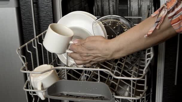 As mãos de mulher tiram pratos limpos da máquina de lavar louça, mostrando Talheres limpos. Eletrodomésticos para ajudar com a limpeza doméstica
. - Filmagem, Vídeo