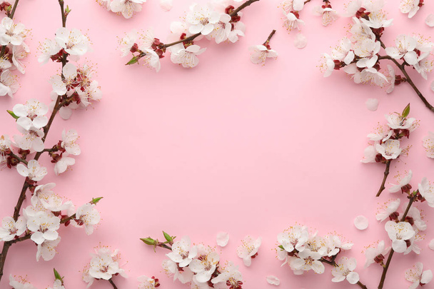 Quadro feito de belas flores frescas da primavera no fundo de cor, vista superior com espaço para texto
 - Foto, Imagem