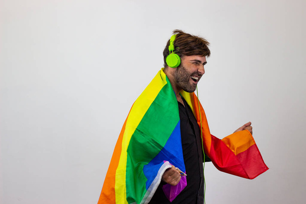 Πορτραίτο του όμορφου νεαρού άντρα με την γκέι κίνηση της αγέλης ΛΟΑΤ βροχή - Φωτογραφία, εικόνα