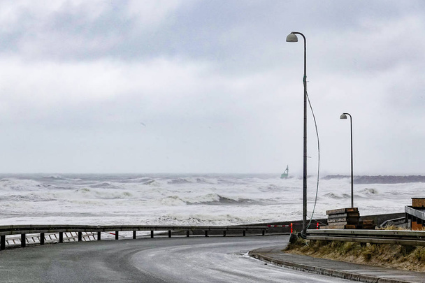 Hirtšsi, Dánsko – větrná silnice v přístavu. - Fotografie, Obrázek