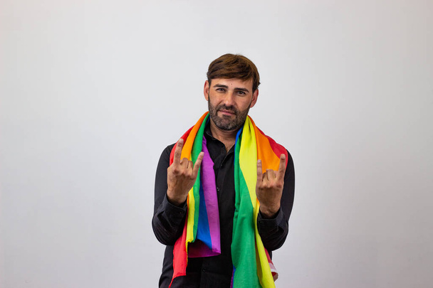 Portret van knappe jonge man met Gay Pride beweging LGBT regen - Foto, afbeelding