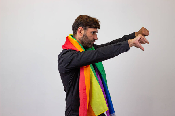 Eşcinsel gurur hareketi Lgbt Rain ile yakışıklı genç adam Portresi - Fotoğraf, Görsel