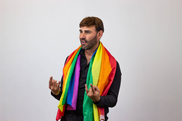 Retrato de un joven guapo con movimiento de orgullo gay Lluvia LGBT
 - Foto, Imagen