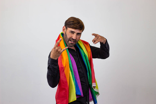 Πορτραίτο του όμορφου νεαρού άντρα με την γκέι κίνηση της αγέλης ΛΟΑΤ βροχή - Φωτογραφία, εικόνα