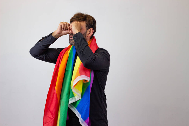 Eşcinsel gurur hareketi Lgbt Rain ile yakışıklı genç adam Portresi - Fotoğraf, Görsel