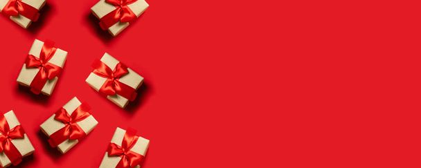 Kuvio punainen lahja laatikko koriste pitsi punaisella taustalla
 - Valokuva, kuva